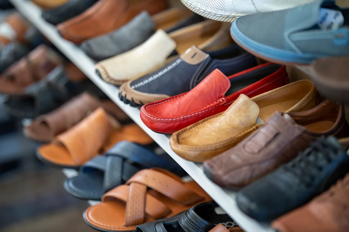 Shoe shelf in a closet with every pair visible in one row