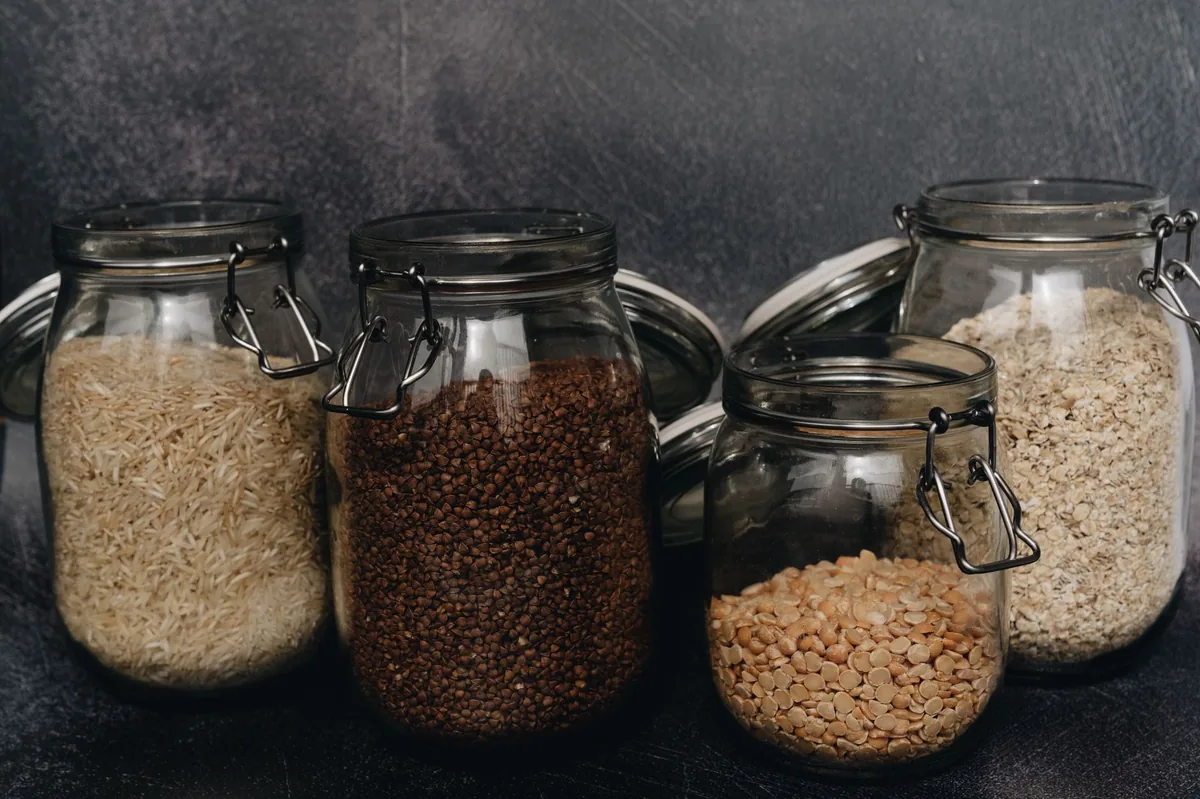 Glass jars filed in one visible rank, the same principle used for lids